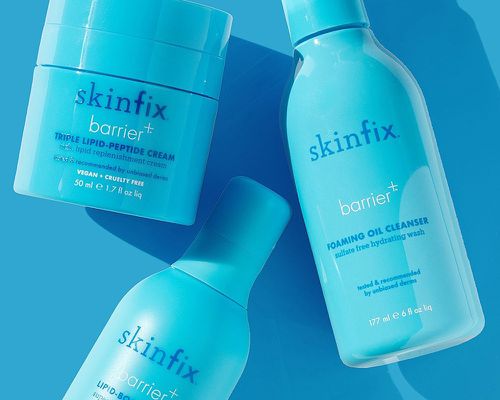 三个Skinfix产品在蓝色背景。