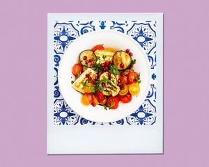 体积饮食指南——蔬菜沙拉Halloumi和石榴