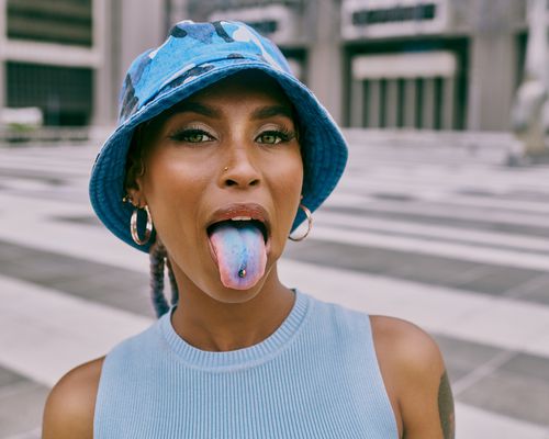女人用蓝色的舌头,舌头穿刺