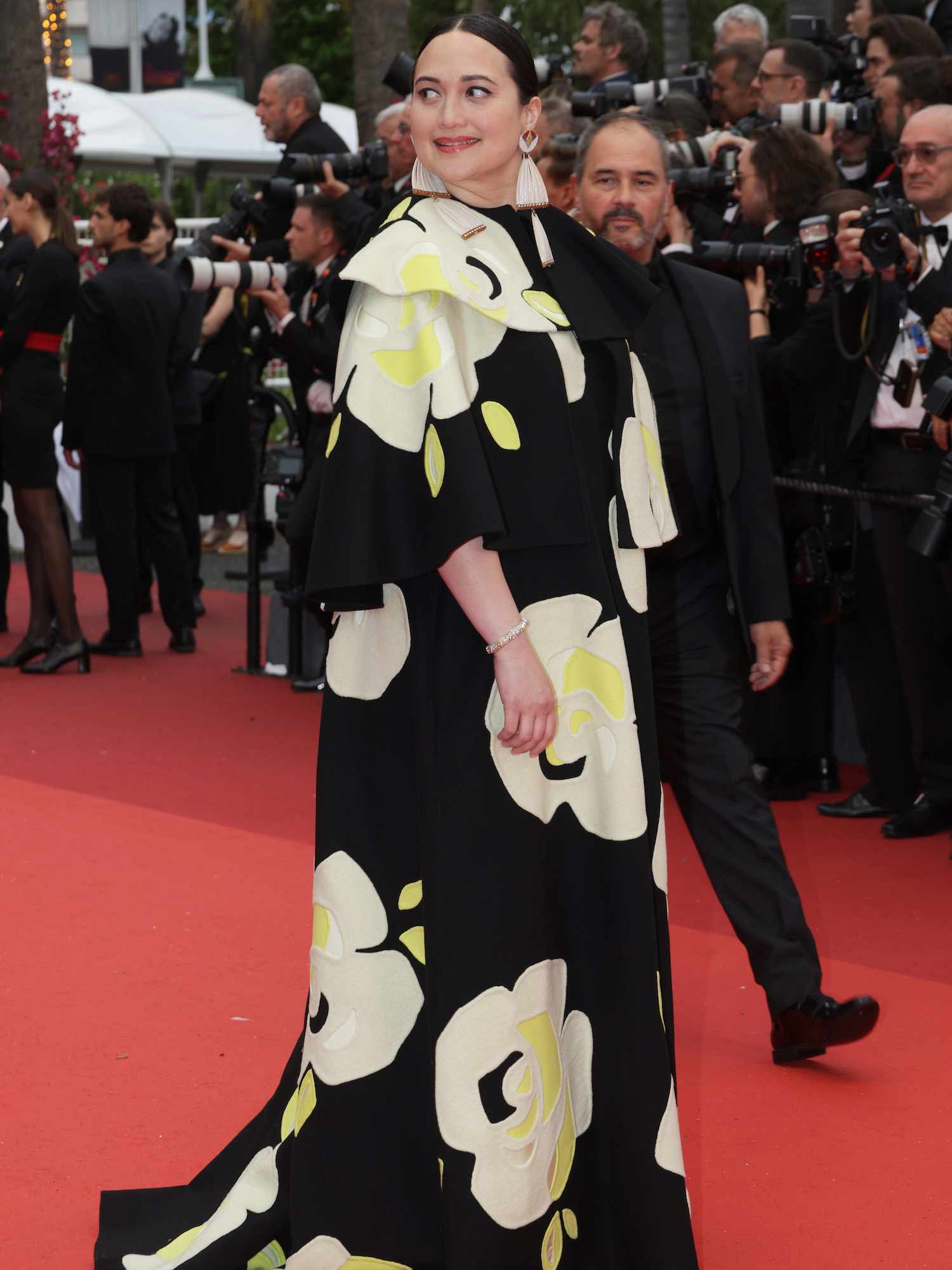 莉莉格拉德斯通戴着黑色和黄色的花华伦天奴时装礼服2023年戛纳电影节