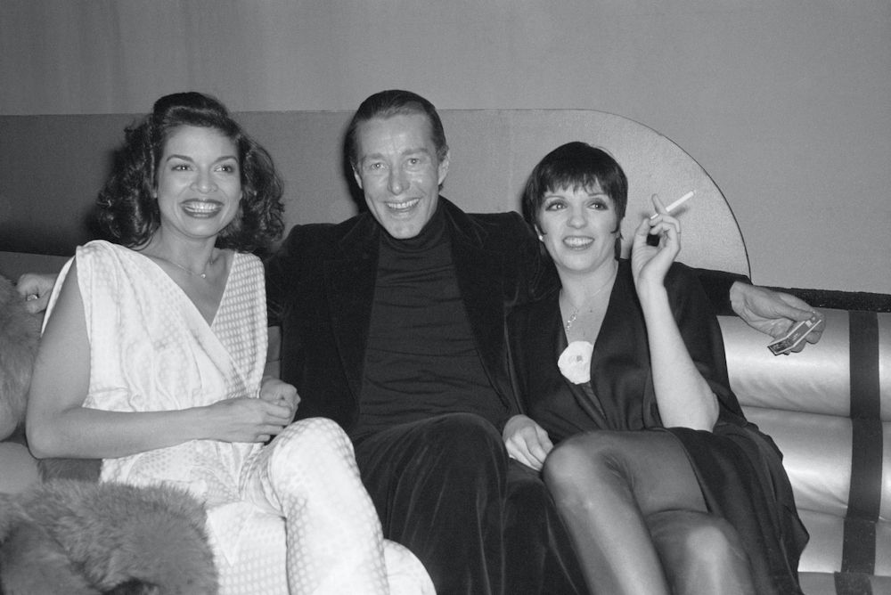女演员Liza Minnelli(右)目前在百老汇的音乐剧“行为”，在宏伟剧院，在Studio 54与时装设计师Halston和Bianca Jagger放松，她准备庆祝她的32岁生日，派对将于1978年3月12日在Halston市中心的展厅举行。