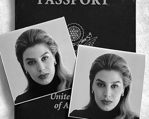 一个女人的护照照片
