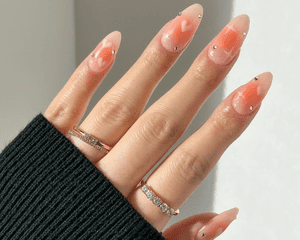 涂着粉红色指甲的女人