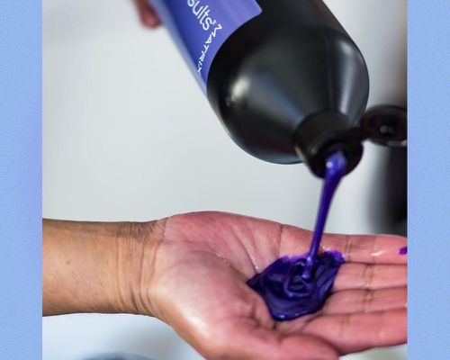 如何使用紫色洗发水