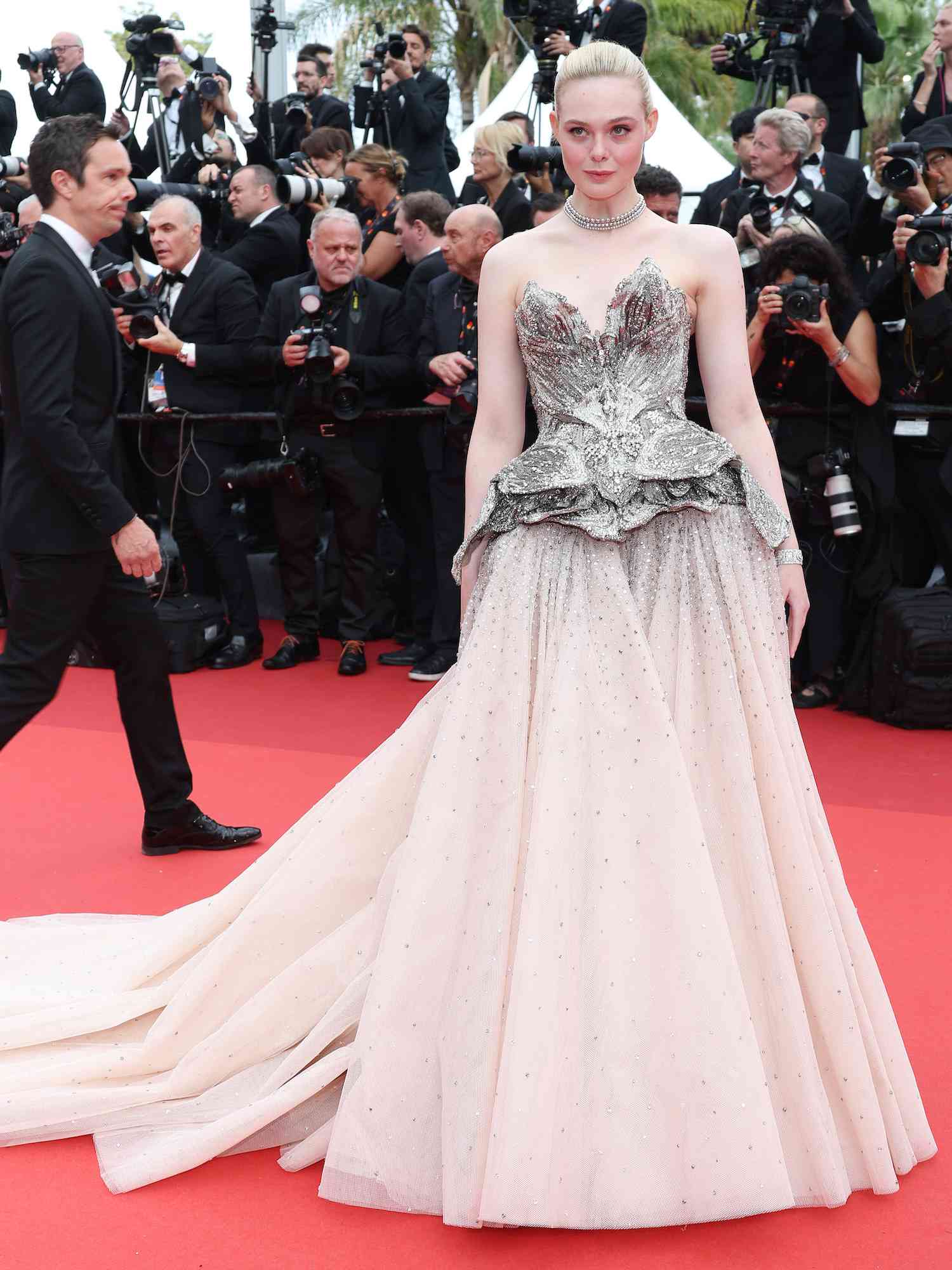 艾丽·范宁戴着闪亮的无肩带的亚历山大·麦克奎恩礼服和卡地亚珠宝2023年戛纳电影节