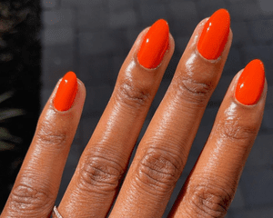 鲜艳的橙红色修指甲的女人
