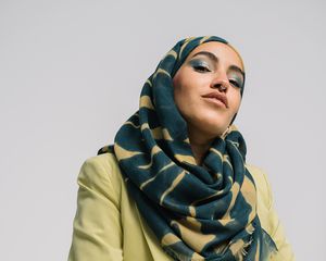 Hijabi在充满活力的化妆