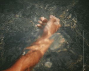 手在水里