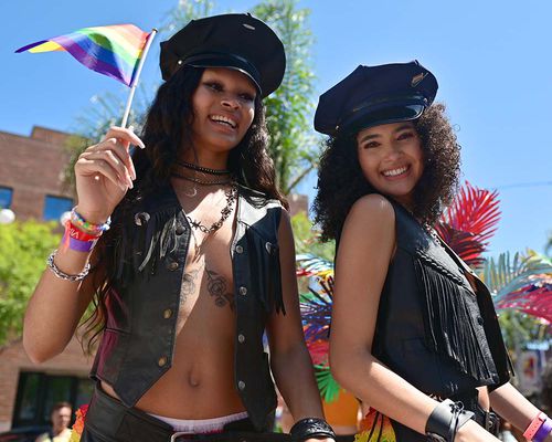 2022年西好莱坞同志大游行上，两名女子身着皮衣。