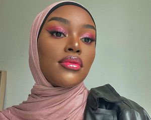 涂着粉红色妆的穆斯林妇女