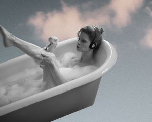 照片编译的女性在浴缸里剃掉她的腿