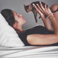 Byrdie作家Tanya akim抱着小猫