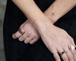 一个人有两个小小的纹身自己的手腕