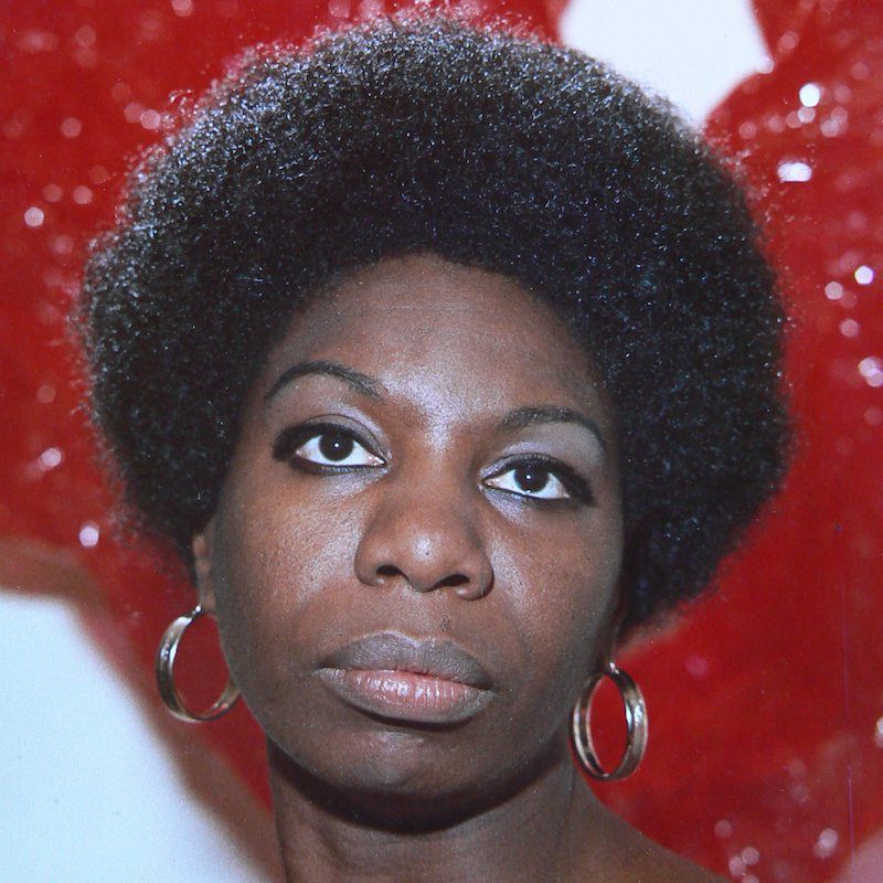 1968年，妮娜·西蒙娜梳着非洲发型，戴着环状耳环