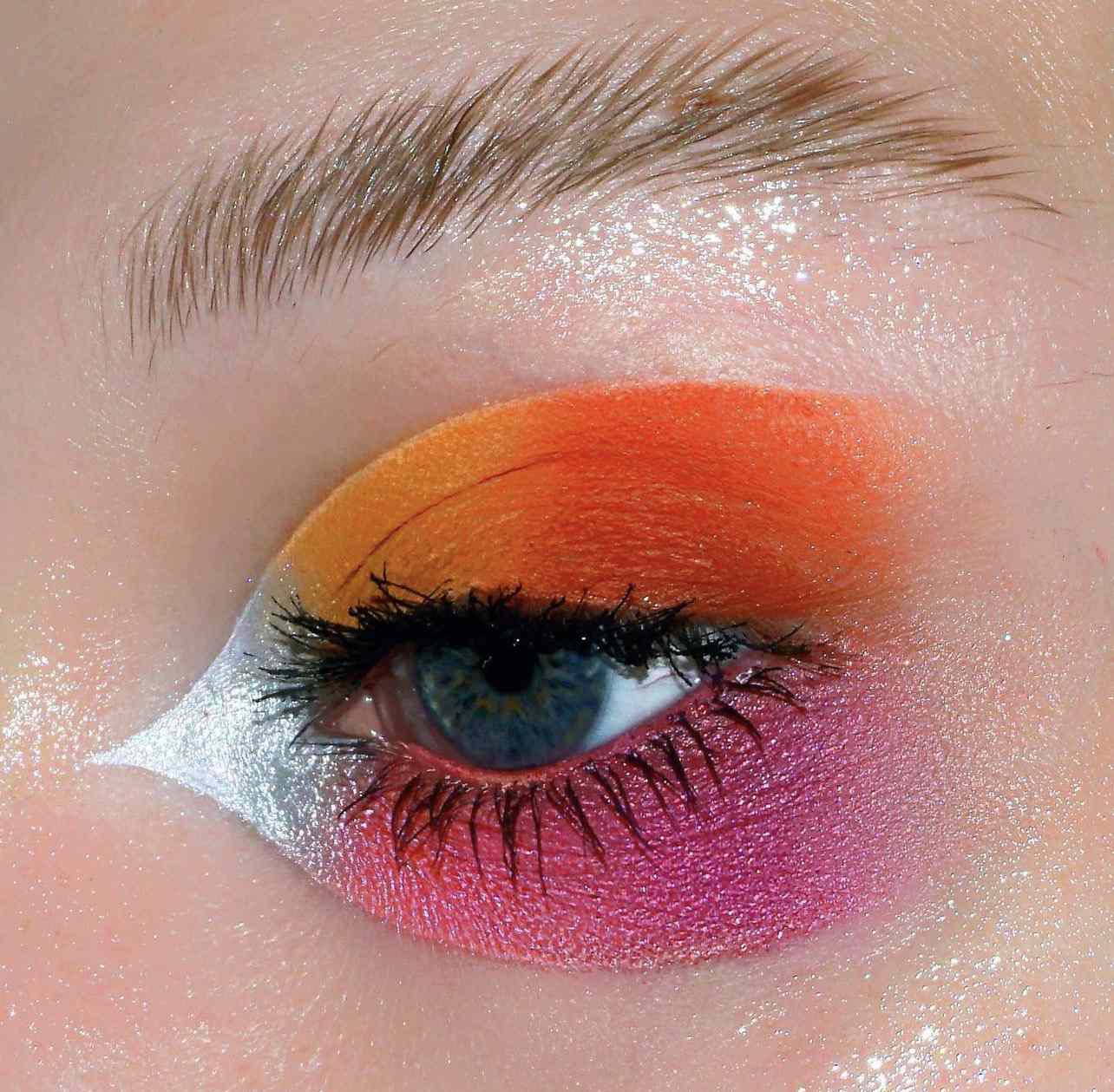 眼睛穿氖图形化显示在霓虹灯橙色,粉色和银色音调