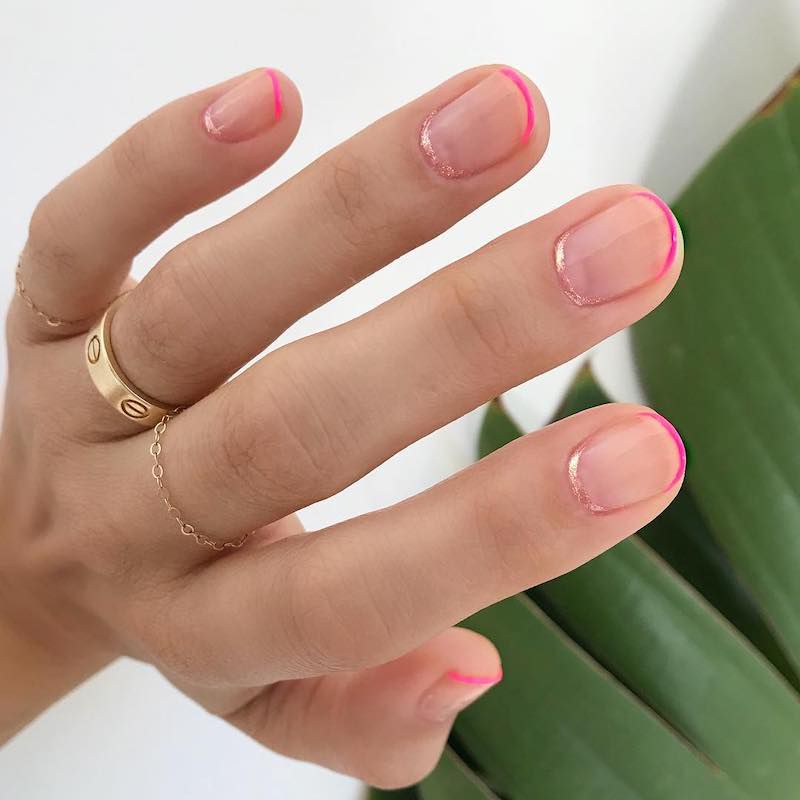 微妙的粉红色法国修指甲苍白闪烁的粉红色的角质层