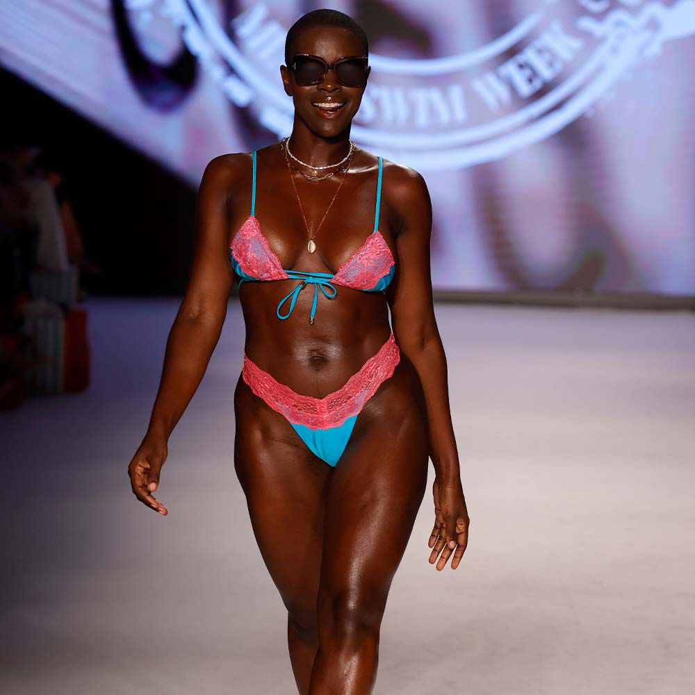 模特在2022年迈阿密游泳周期间穿着蕾丝海滩兔比基尼