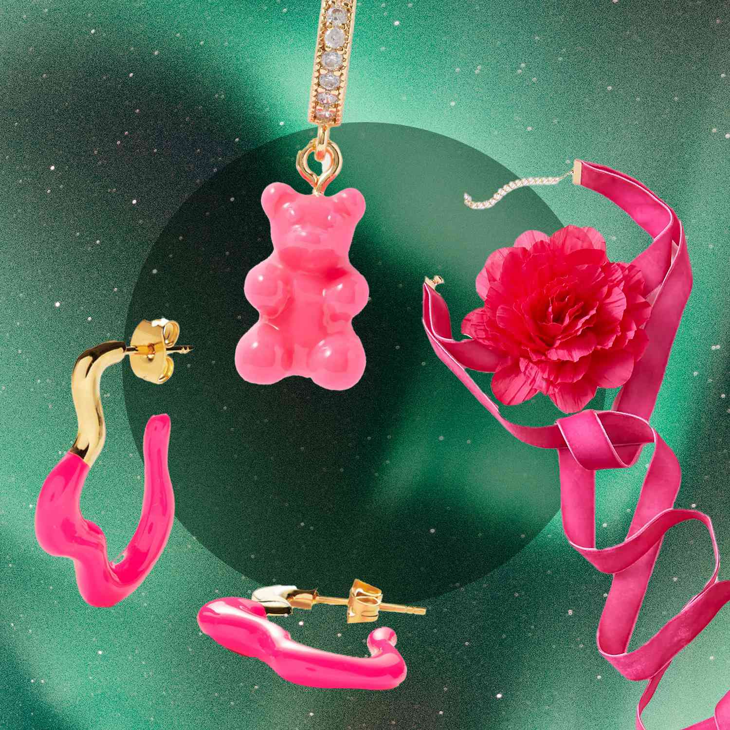粉色的熊吊坠，粉色的波浪耳环，粉色的花项链。