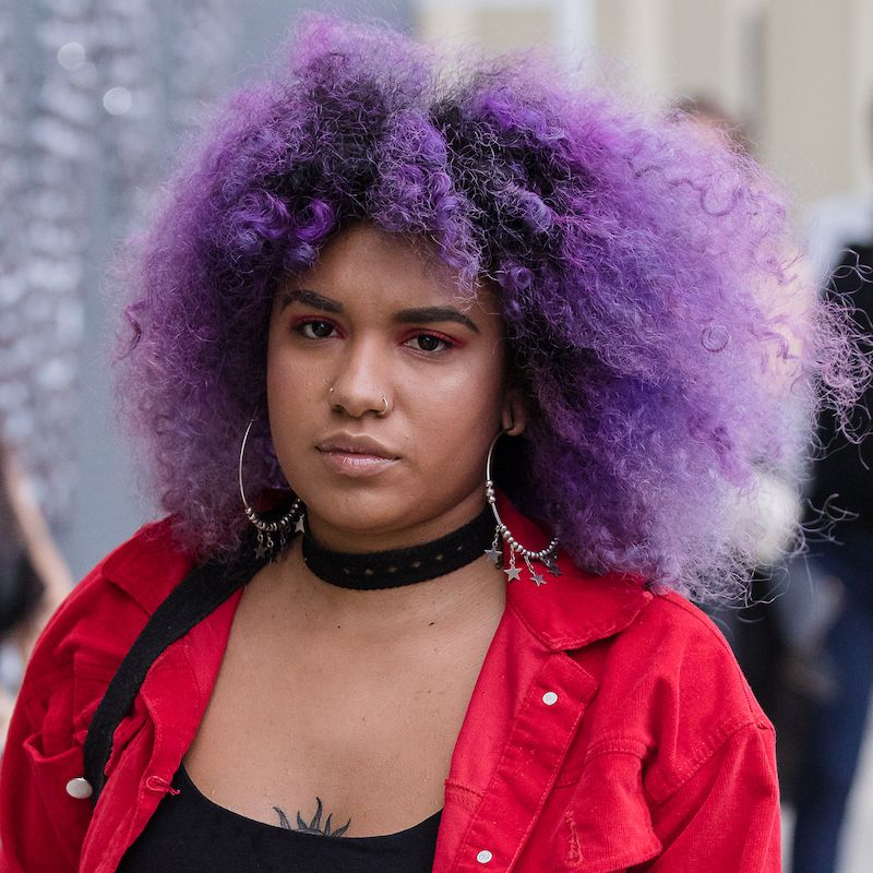 女人穿着紫色,鲍勃长度自然卷发