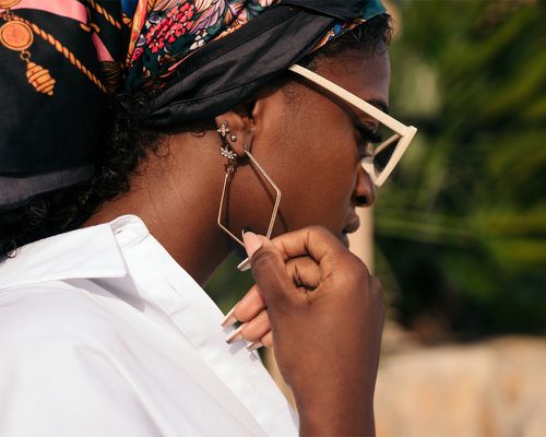 黑人女孩与几何耳环和头部包装时尚