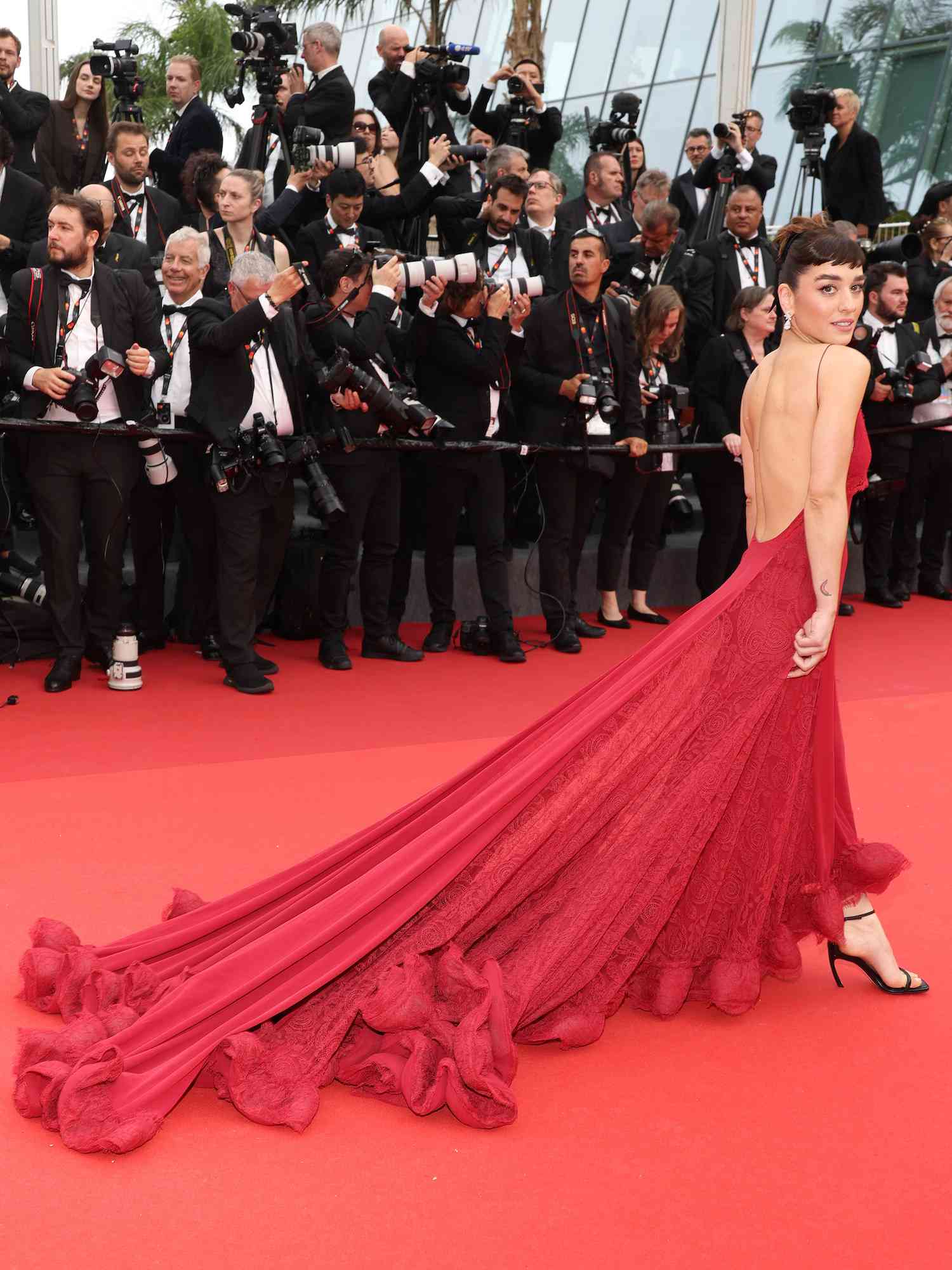 西蒙娜塔巴斯科穿着无靠背的红色蕾丝Lanvin礼服2023年戛纳电影节