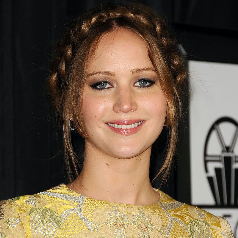 詹妮弗·劳伦斯(Jennifer Lawrence)梳了一头酷炫的皇冠发辫
