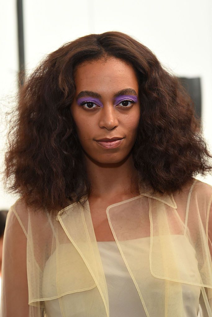 Solange中长卷毛梳发型，配上紫色眼影