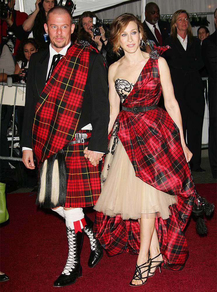 莎拉·杰西卡·帕克和亚历山大•麦昆在2006年遇到了联欢晚会