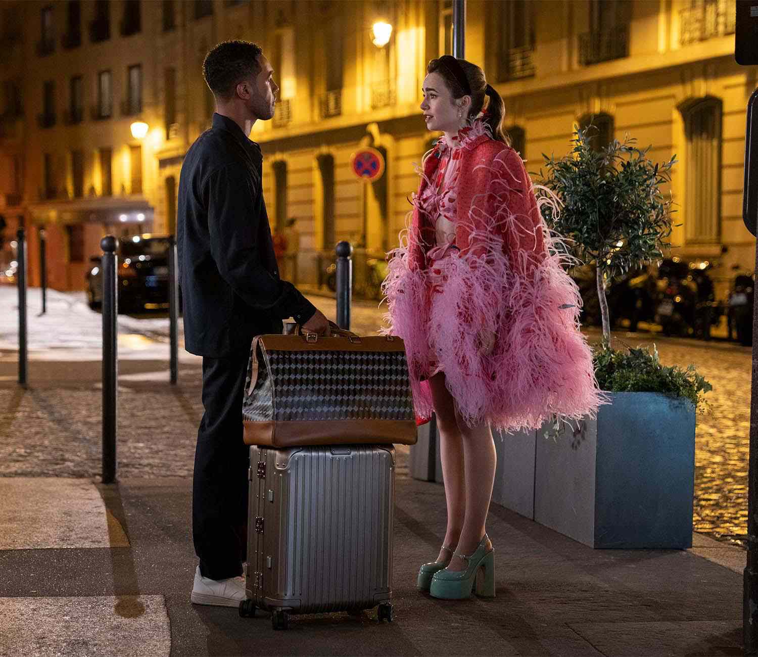 《爱米丽在巴黎》第301集，吕西安·拉维斯康饰演阿尔菲，莉莉·柯林斯饰演爱米丽。