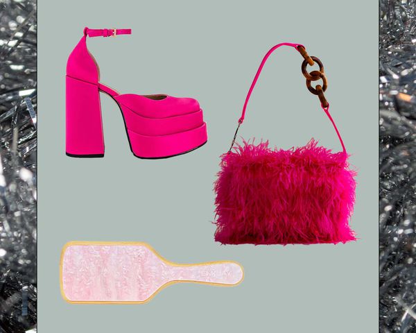 平台粉红色鞋子,羽毛粉红色的钱包,和粉红色paddlebrush