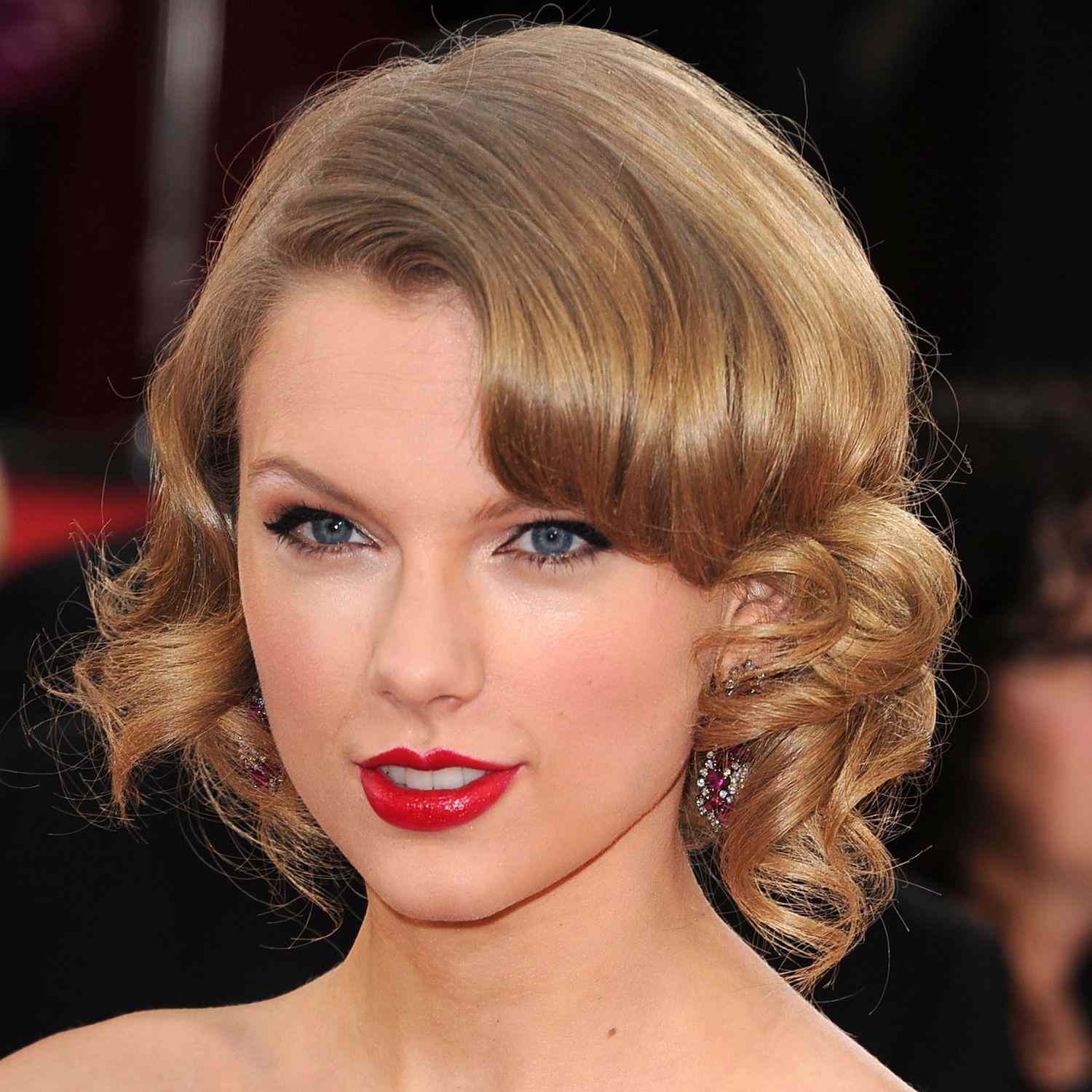 泰勒·斯威夫特(Taylor Swift)在2014年金球奖(Golden Globe Awards)上留着好莱坞式的卷发