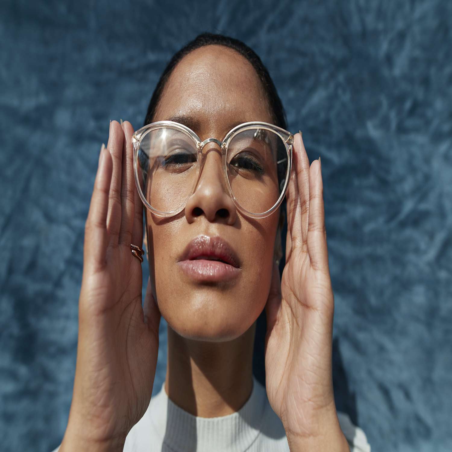 非裔美国女性的眼镜