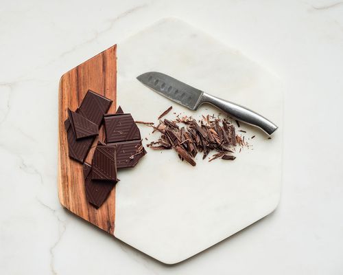 黑巧克力板与刀