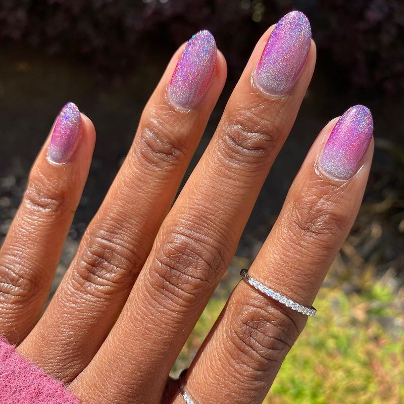 紫色、粉色和银色的亮片指甲