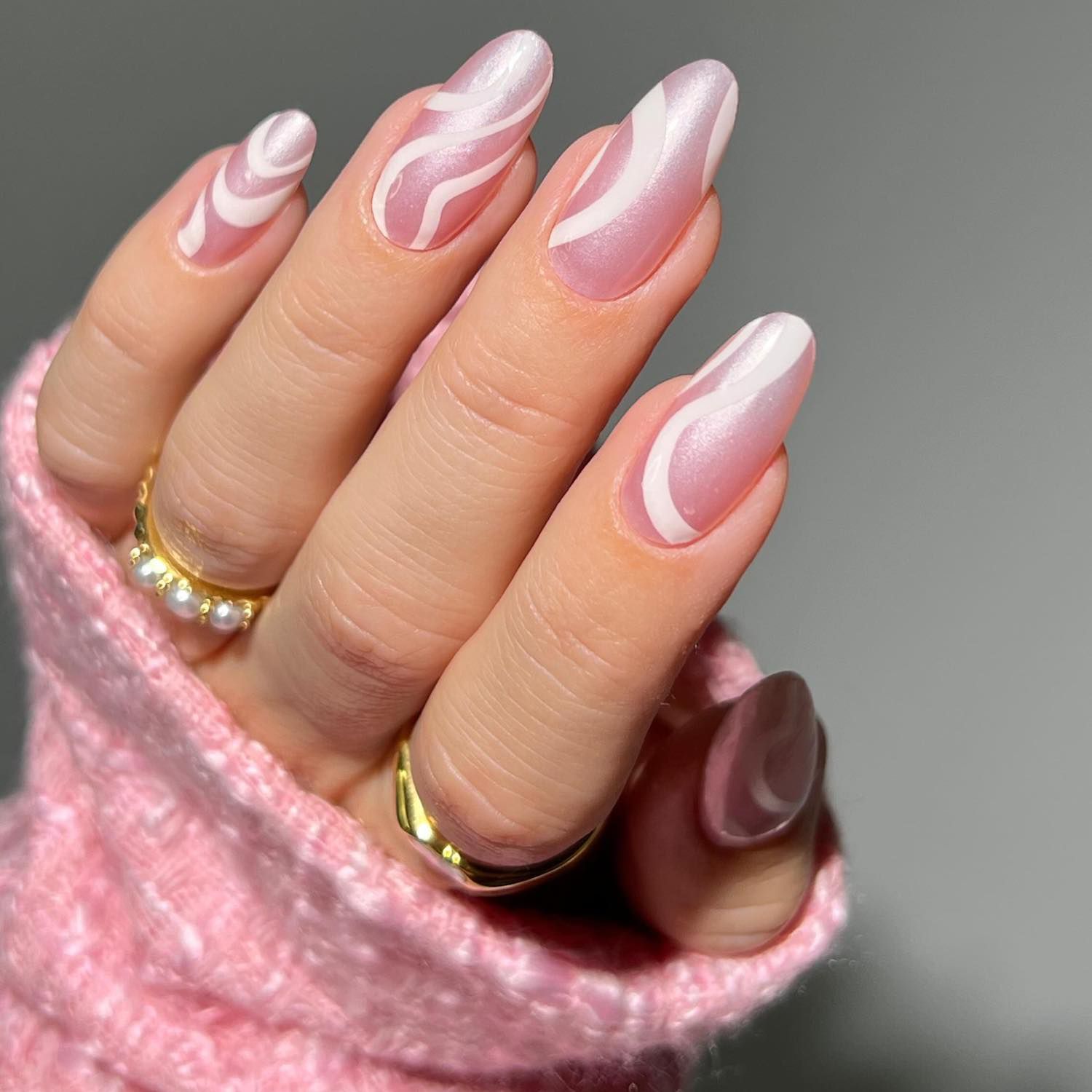 光芒四射的粉红色指甲与铬白色波浪设计