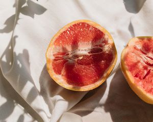 在阳光下切成两半的柚子的特写。