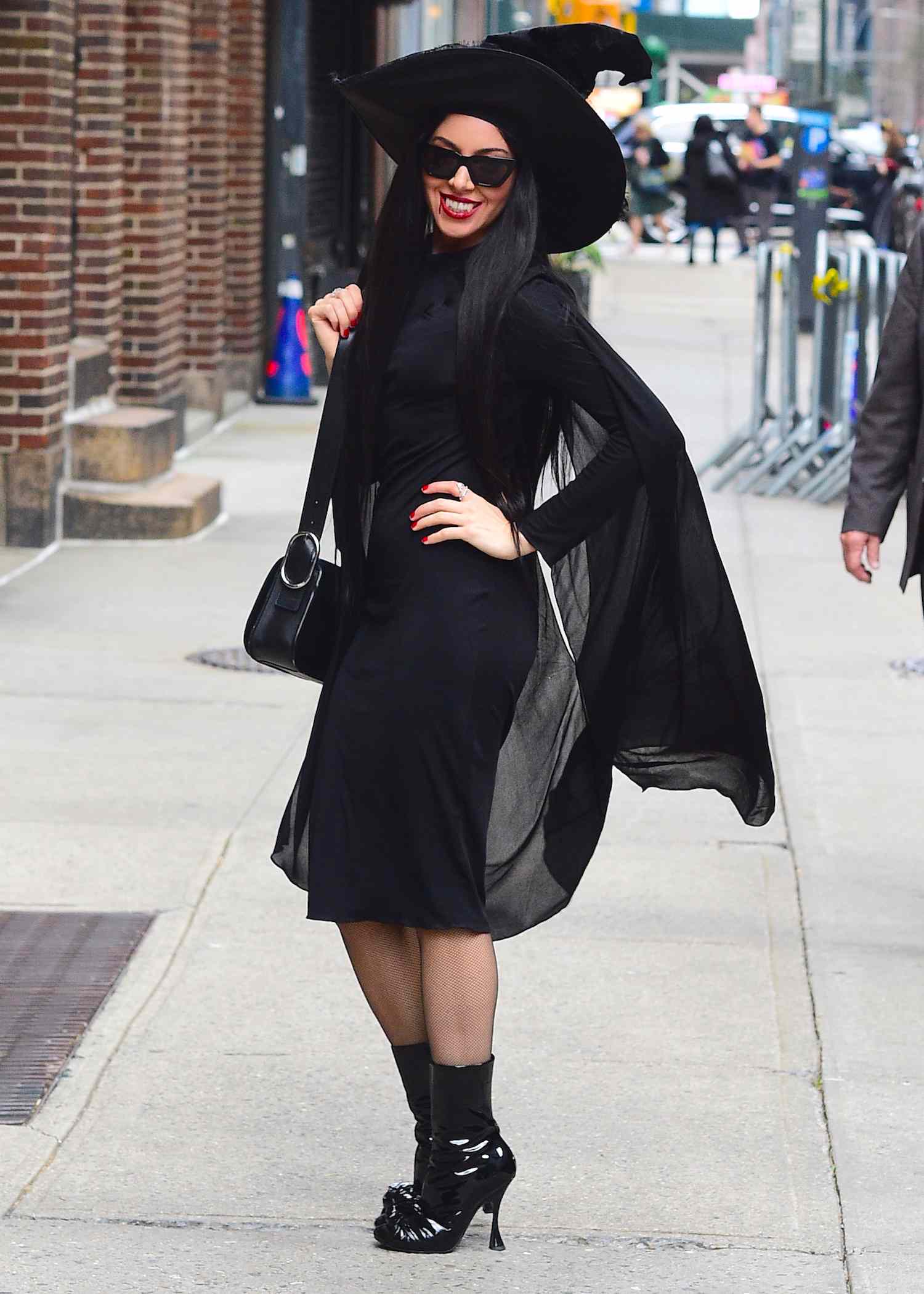 在纽约，奥布里·普拉扎头戴女巫帽，穿着一身黑衣服