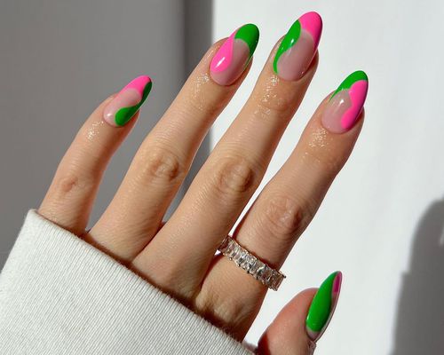 粉红色和绿色的指甲与法国的技巧和波浪边设计