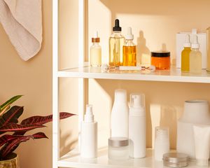 护肤产品在透明和白色的瓶子在浴室货架单元
