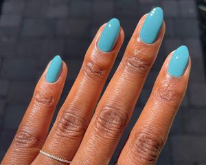 蓝绿色的指甲