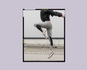 女人跳在健身的衣服。