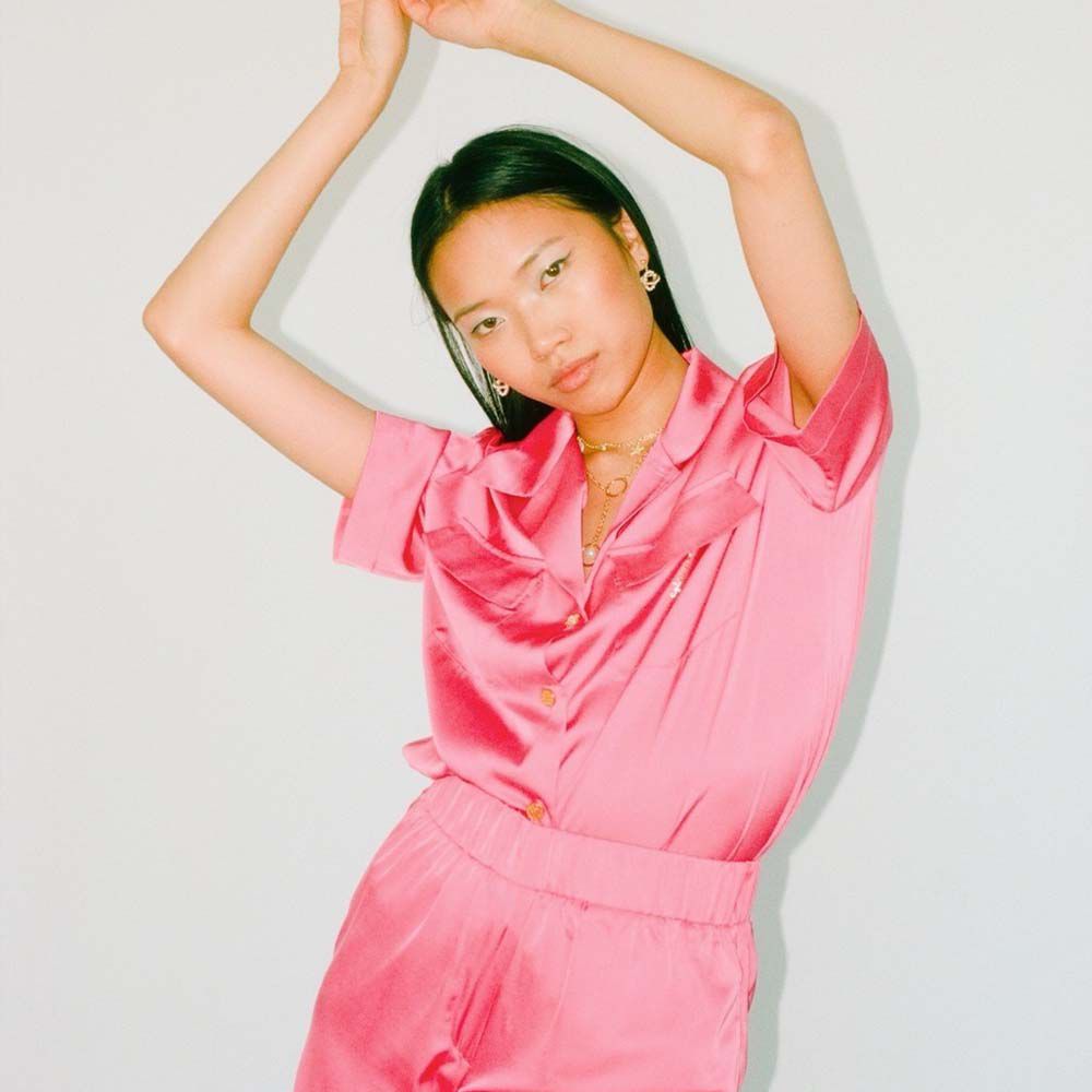 模特穿着粉红色的蒙特塞拉特短套。