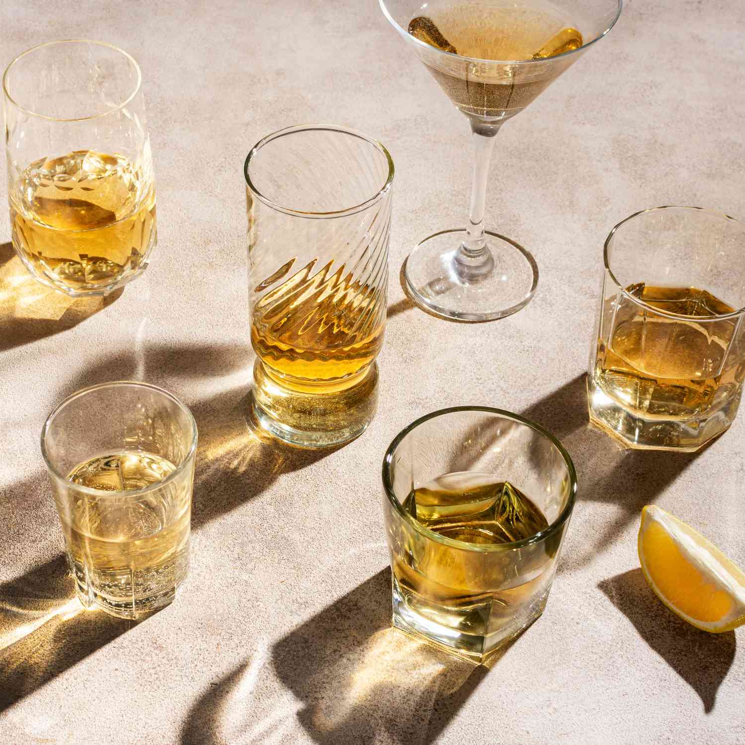 桌子上有各种酒精饮料的玻璃杯