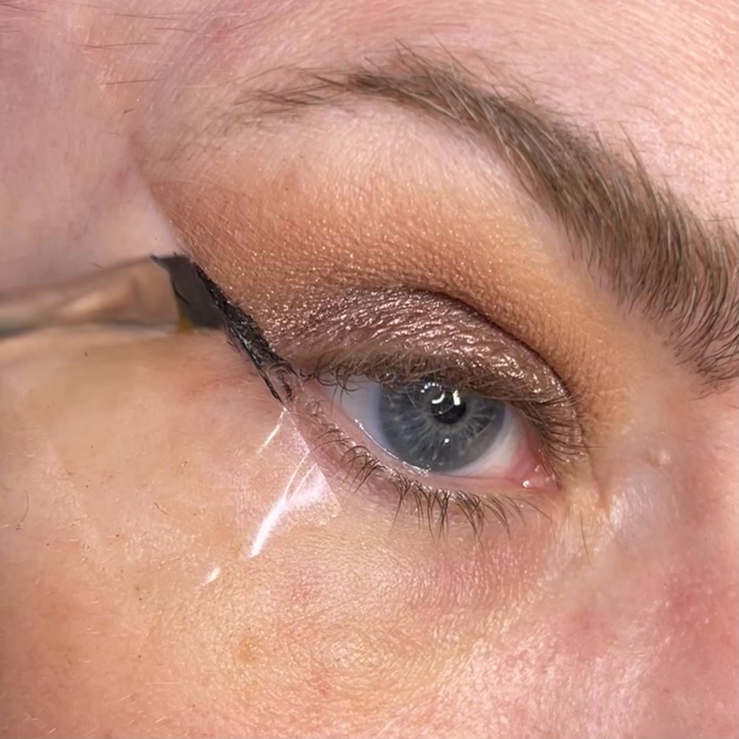 MAC化妆师Keri Blair用胶带在盖子上画眼线。