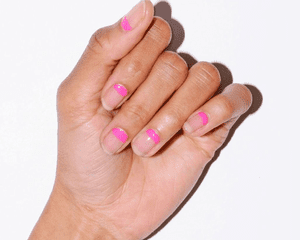 女性粉色指甲在白色背景下最小