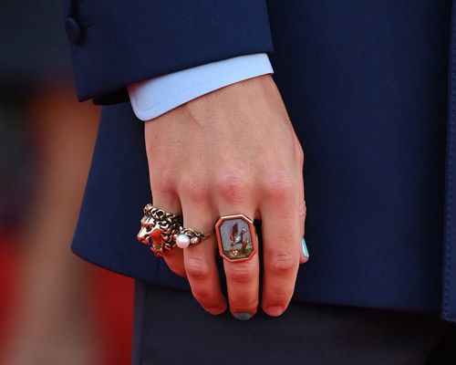 特写的哈利风格的手与狮子，珍珠，和照片图章戒指