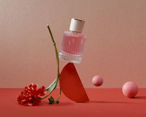 香水瓶在粉红色的背景下