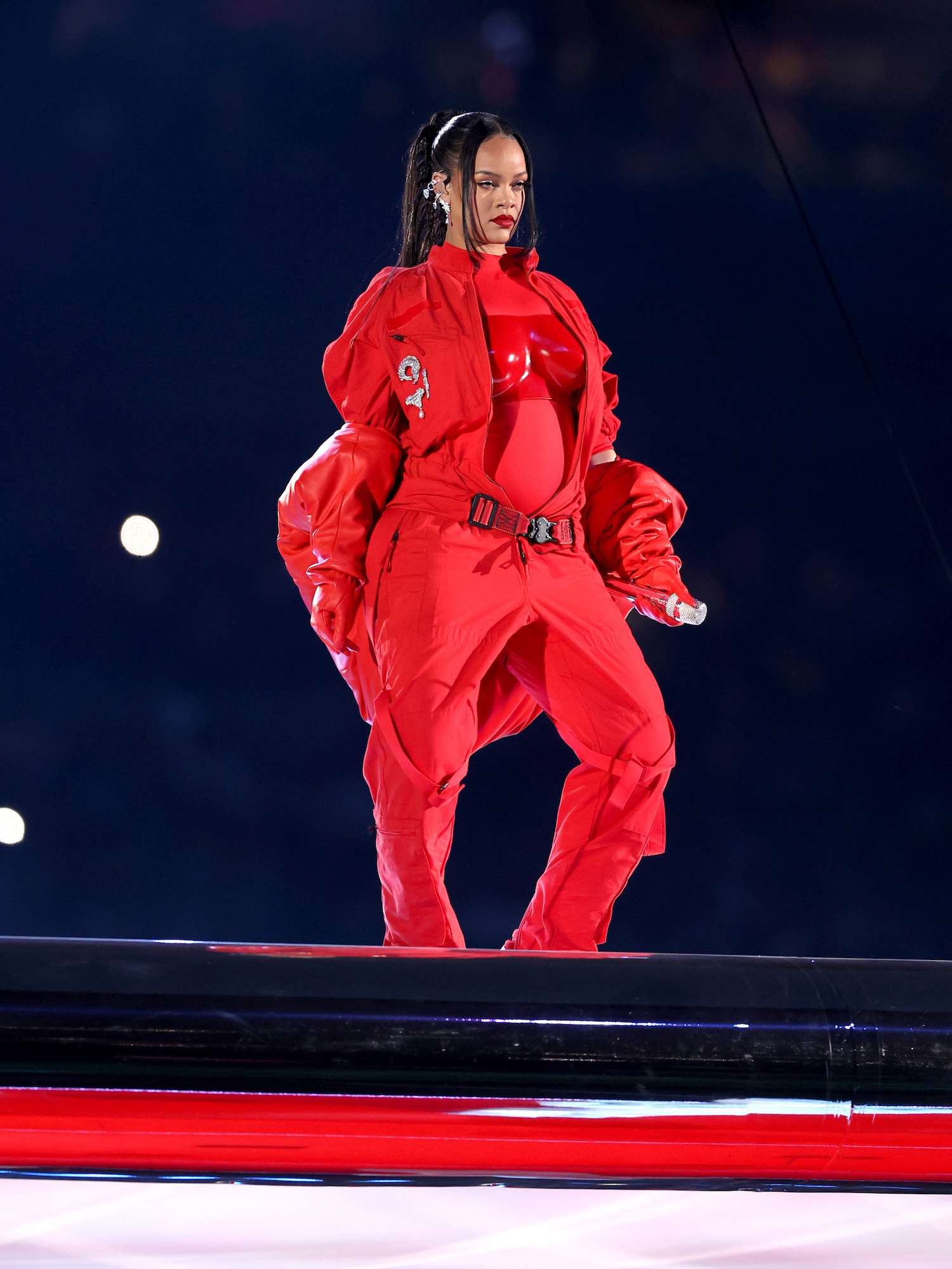 蕾哈娜在第七届超级碗中场秀上身穿红色连体衣和紧身衣