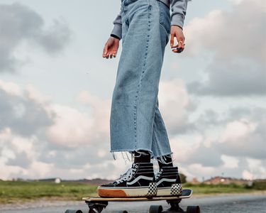 穿着懒散的牛仔裤，骑着滑板的人。