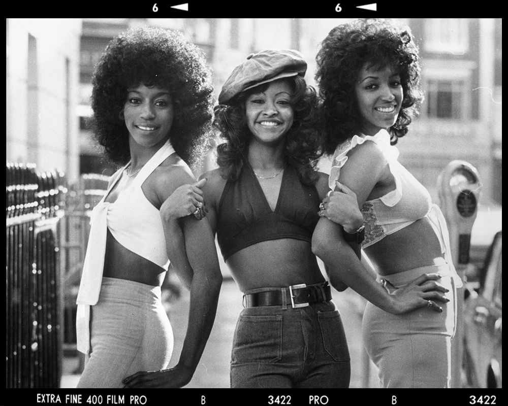20世纪70年代，三个穿着露脐上衣的女人